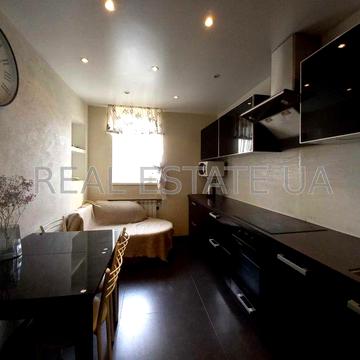 БЕЗ КОМІСІЇ. Трикімнатна квартира з гарним краєвидом на правий берег. Микрорайон Березняки, проспект Павла Тичини буд. № 6. ЖК Кайлік Ю.Й.