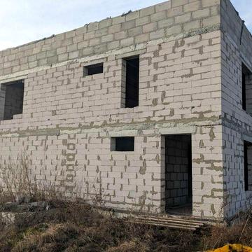 Двоповерховий капітальний будинок