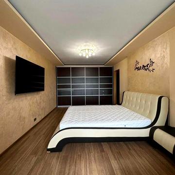 Здається в оренду простора 1-кімнатна квартира по вул. Богдана Хмельницького, 243 (район Епіцентру)