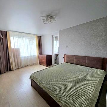 Здається 3 кімнатна квартира на Митниці