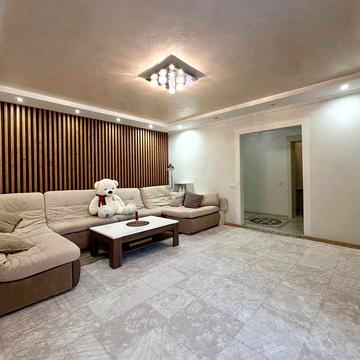 Світла 4-кімнатна квартира біля парку та міського озера