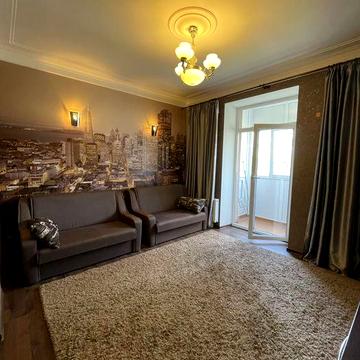 Двокімнатна сталінка, проспект Трубників, Площа незалежності