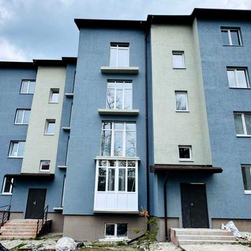 Простора та світла квартира з двостороннім плануванням у відновленому будинку! Газове опалення. Мінімальне оформлення