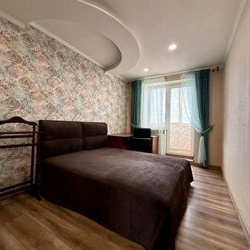 4 кімнатна квартира в центрі з ремонтом і меблями.