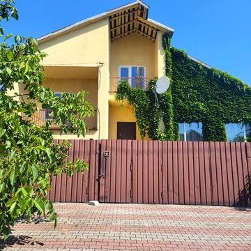 Продам двоповерховий будинок у центрі міста