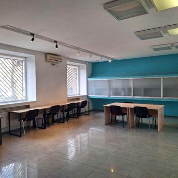 Метро Звіринецька-3 хвилини,  бул. М.Міхновського, б.26/1  57 кв м на 1 поверсі сталінки з ремонтом