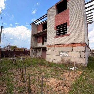 Будинок недобудований 300 м2 ( 3 поверхи, 10 соток землі) с. Киїнка