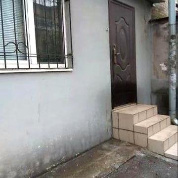 Продам 2-кімн.  квартиру на  пр.Соборний 222Б  рядом з Макдональдсом та  пр.Металургів можливо під офіс.