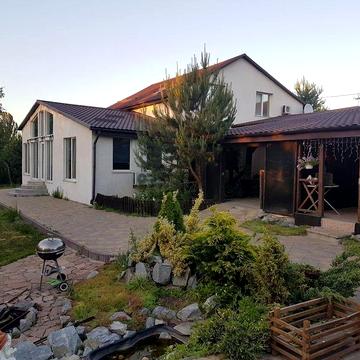 Перша Оренда сімейного будинку + гостьовий будинок + басейн і ландшафтна закрита територія  50 сотих  сауна підвал сонячні колектори і перша оренда