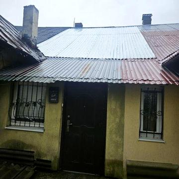 Продається частина будинку з окремим двором та сараєм+городами+сад. Будинок має 1 житлову кімнату, стан житла — косметичний. 
Загальна площа - 56,1м2.