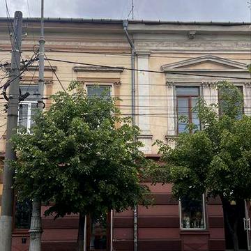 Продаж просторої квартири навпроти парку