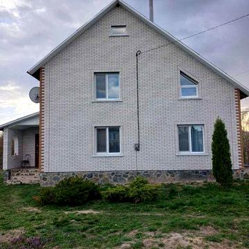 Великий двохповерховий будинок