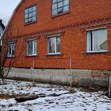 В продажу цегляний будинок