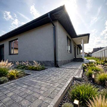 Продам новий будинок з ремонтом у пʼяти хвилинах від центру міста