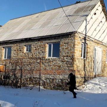 Недобудований добротний будинок.