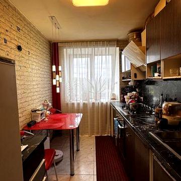 Метро Нивки , вулиця Марка Безручка 27/3