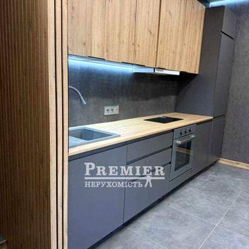 Квартира з дорогим ремонтом на Сахарова.