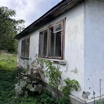 Продаж будинку із земельною ділянкою під забудову