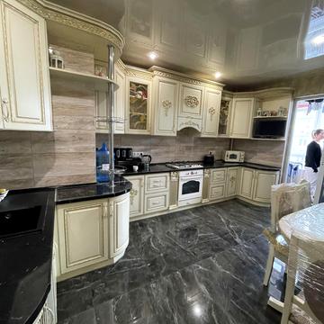 Угорська вул., 2