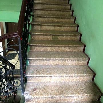 Продам в однокомнатную  квартиру в исторической части города общая площадь 30 метров с мебелью