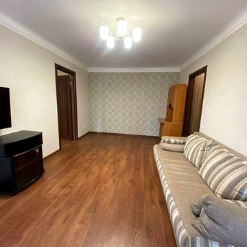 Оболонська вул., 38