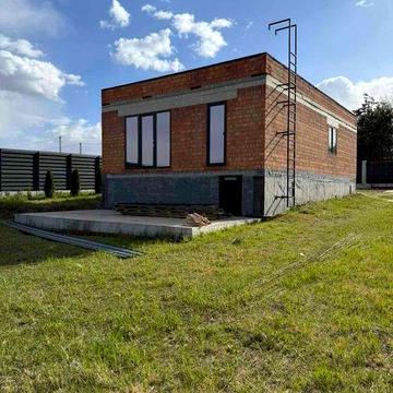 Будинок поряд з лісом!