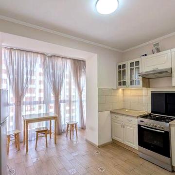 Світла 2-кімнатна квартира біля річки — закритий двір, паркомісце.