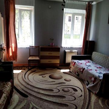 Продається двокімнатна квартира разом з літньою кухнею та гаражем.