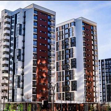 Здана однокімнатна біля міського озера в сучасному ЖК