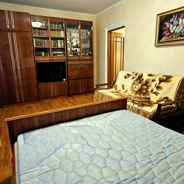 Гришко,8. Квартира 40кв.м. поруч з метро Позняки та ТРЦ Аладдін.