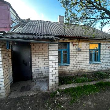 Частина цегляного будинку біля Глобала.