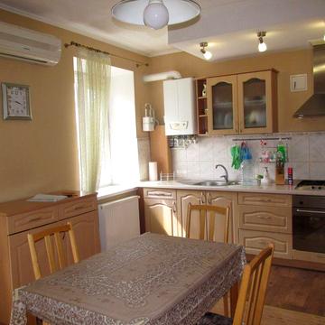 Продам 2 кім. квартиру заг. площею 78 квадратних метрів з інд. газ. опаленням по вул. Перспективній ( р-н Центрального ринку)