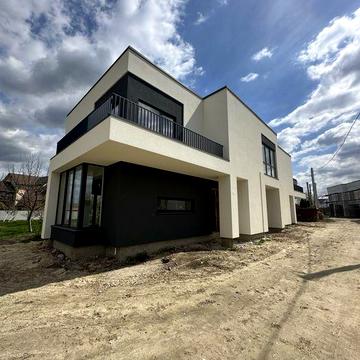 Стильний дуплекс на здачі в селі Угорники, міські комунікації розтермінування до 27 року
