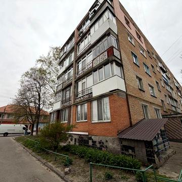 Продам 2 к квартиру вул. В. Гудзя 18 , 1й пов. Можливо під комерцію!