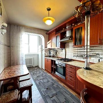 Продаж трикімнатної квартири в ПЗР з величезним балконом