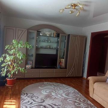 Трикімнатна квартира з окремим входом в Слободі