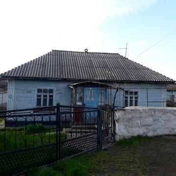 Продам будинок та пів будинку