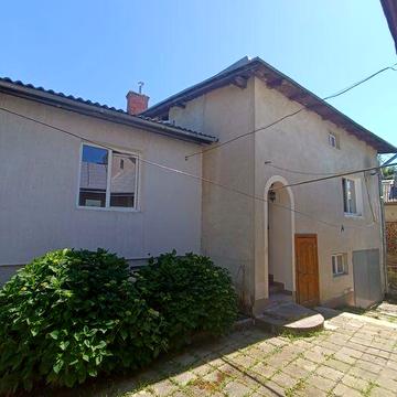 Продаж двох будинків за ціною одного недалеко ві