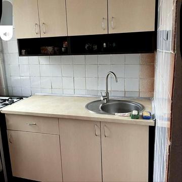 Половки біля зупинка парковка у дворі