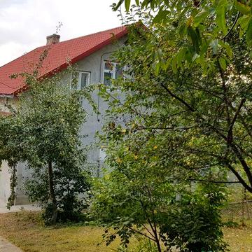 Будинок з гаражем в центрі міста