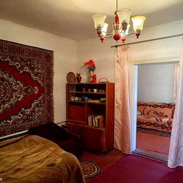 Продається пів будинку р-н БабКП, підведено всі комунікації, під ремонт, можливо за держпрограмою