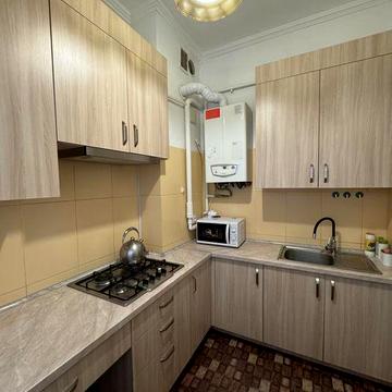 Рівне ОРЕНДА Район 15-школи . Частина будинку  в центрі міста.