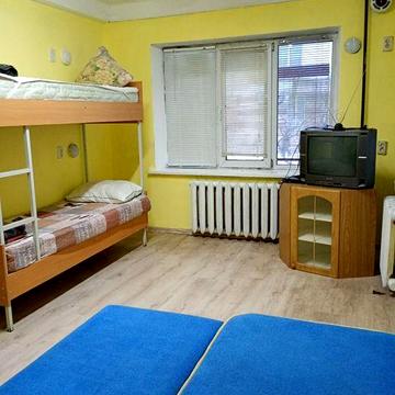 Здам двух кімнатну квартиру помісячно, роздільні кімнати, біля метро нивки в одній хвилині пішій доступності, поряд святошино берестейська без комісії