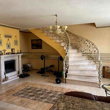 Продається кв за адресою Мікльоша Карла 3.   Площа: 240 м², Поверх: 3/3 одна квартира на поверсі, з гаражем, коміркою і приватна територія .