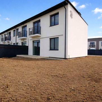 Цегляний кутовий таунхаус площа 120,к2 та ділянкою 3 сот гараж/2балкон