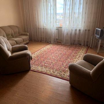 Квартира біля парку Стрілка в районі Цирку. Дворівнева: тори кімнати на першому поверсі і дві на другому рівні