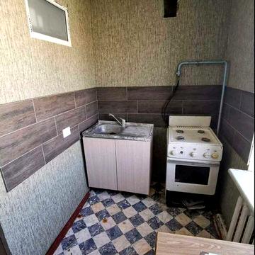 Продам ТЕРМІНОВО 1кім кв смт Озерне-Власник