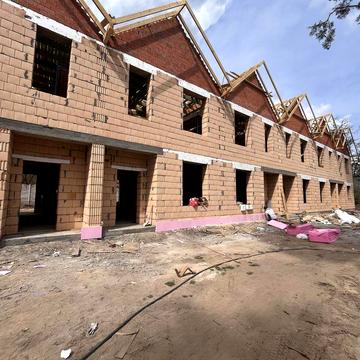 Сучасні таунхауси в центрі міста серед сосен