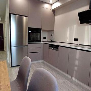 Аренда Одно-двушки.  Жемчужина  на Сахарова С КЛАДОВКОЙ НА ЭТАЖЕ. Кровать+Диван. Балкон. Гардеробная