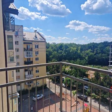 Академіка Лебедєва вул., 1